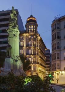 un bâtiment avec une statue devant lui dans l'établissement Casa Alberola Alicante, Curio Collection By Hilton, à Alicante