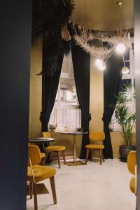 Pokój z krzesłami, stołem i oknem w obiekcie Casa Alberola Alicante, Curio Collection By Hilton w Alicante