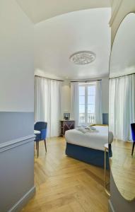 ein Hotelzimmer mit einem Bett und einem Schreibtisch in der Unterkunft Casa Alberola Alicante, Curio Collection By Hilton in Alicante