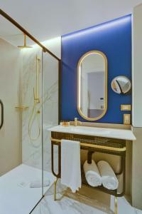 y baño con lavabo y espejo. en Casa Alberola Alicante, Curio Collection By Hilton en Alicante