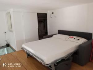 Ce lit se trouve dans un dortoir doté d'un cadre de lit blanc. dans l'établissement Casa Fiore, à Monte di Procida