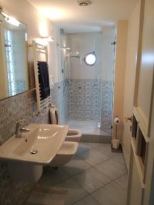 La salle de bains est pourvue d'un lavabo et d'une douche. dans l'établissement Casa Fiore, à Monte di Procida