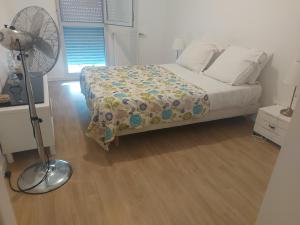 een slaapkamer met een bed en een ventilator bij Chez Mambo in Bordeaux