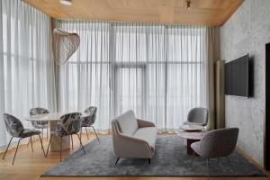 Iceland Parliament Hotel, Curio Collection By Hilton的电视和/或娱乐中心