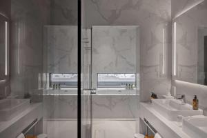 Iceland Parliament Hotel, Curio Collection By Hilton的一间浴室