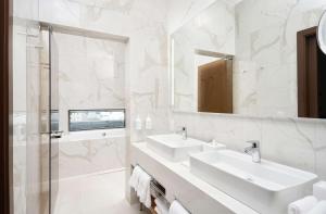 Iceland Parliament Hotel, Curio Collection By Hilton的一间浴室