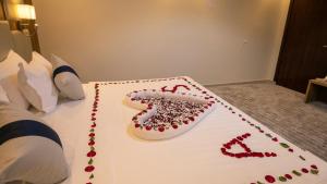 a cake shaped like a shoe on a bed at نسيم الشفا للشقق الفندقية in Taif