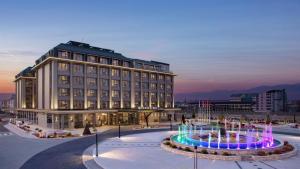 斯科普里DoubleTree By Hilton Skopje的一座前面有喷泉的大楼