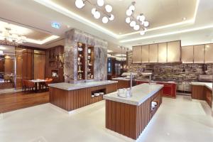 DoubleTree By Hilton Skopje的厨房或小厨房