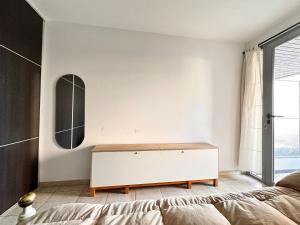 a bedroom with a bed and a mirror on the wall at Departamento Ecofriendly excelente ubicación in Cordoba