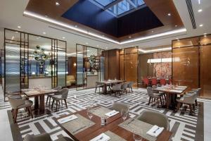 DoubleTree By Hilton Skopje餐厅或其他用餐的地方