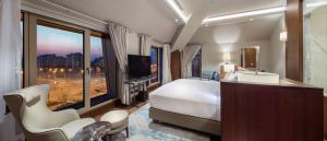 DoubleTree By Hilton Skopje客房内的一张或多张床位