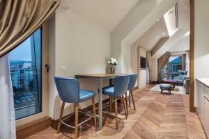 DoubleTree By Hilton Skopje的休息区