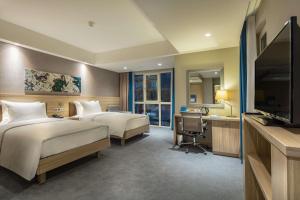 カフラマンマラシュにあるHampton By Hilton Kahramanmarasのベッド2台とテレビが備わるホテルルームです。