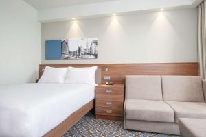 Postel nebo postele na pokoji v ubytování Hampton by Hilton Oswiecim