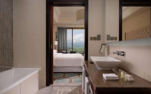 Hilton Dushanbe客房内的一张或多张床位
