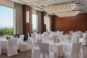 Hilton Dushanbe餐厅或其他用餐的地方