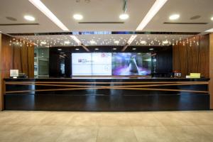 uma pista de bowling com um grande ecrã num edifício em Hilton Garden Inn Ankara Gimat em Ancara