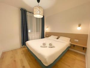 um quarto com uma cama com sapatos em Les fauvettes - Centre ville em Épernay
