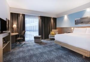 ルブリンにあるHampton By Hilton Lublinのベッドとデスクが備わるホテルルームです。