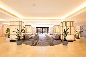 伊斯兰蒂拉DoubleTree by Hilton Islantilla Beach Golf Resort的带沙发和植物的大客厅