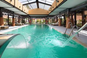 einem Pool mit Wasserrutsche in einem Gebäude in der Unterkunft DoubleTree by Hilton Islantilla Beach Golf Resort in Islantilla