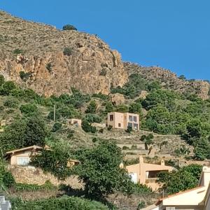 uma vista para uma montanha com casas e árvores em Las mil y una noches em Bédar