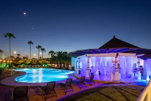 DoubleTree by Hilton Islantilla Beach Golf Resort内部或周边的泳池