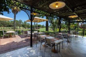 DoubleTree by Hilton Islantilla Beach Golf Resort外面的花园