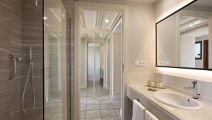 DoubleTree by Hilton Islantilla Beach Golf Resort的一间浴室