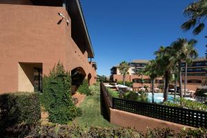 DoubleTree by Hilton Islantilla Beach Golf Resort内部或周边的泳池