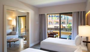 DoubleTree by Hilton Islantilla Beach Golf Resort客房内的一张或多张床位
