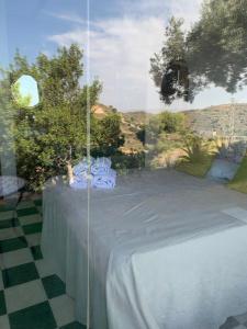 uma mesa num quarto com piso xadrez em Las mil y una noches em Bédar