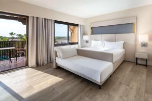 DoubleTree by Hilton Islantilla Beach Golf Resort客房内的一张或多张床位