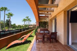 DoubleTree by Hilton Islantilla Beach Golf Resort的阳台或露台