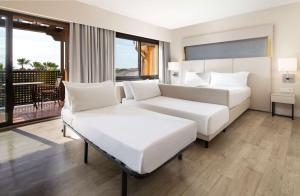 DoubleTree by Hilton Islantilla Beach Golf Resort客房内的一张或多张床位