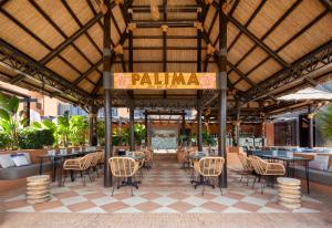 DoubleTree by Hilton Islantilla Beach Golf Resort餐厅或其他用餐的地方