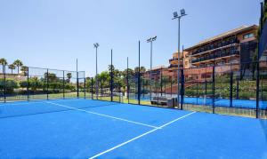 DoubleTree by Hilton Islantilla Beach Golf Resort内部或周边的网球和/或壁球设施