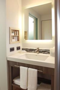 y baño con lavabo, espejo y toallas. en Hampton Inn & Suites by Hilton Aguascalientes Aeropuerto, en Aguascalientes