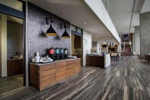 a restaurant with a counter and a bar at Homewood Suites By Hilton Silao Airport in Silao