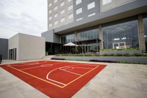 un terrain de basket en face d'un bâtiment dans l'établissement Homewood Suites By Hilton Silao Airport, à Silao
