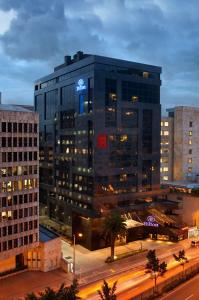 un edificio alto con una señal sonora. en Hilton Bogotá, en Bogotá