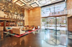 een lobby met stoelen en tafels in een gebouw bij Hilton Bogotá in Bogota