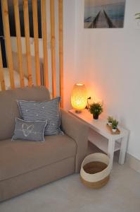 - un salon avec un canapé et une table avec une lampe dans l'établissement Open Space Centralissimo Nettuno fronte Porto, à Nettuno