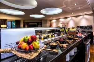 een buffet met een schaal vol fruit en groenten bij Hilton Bogotá in Bogota +117 foto's