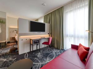 TV a/nebo společenská místnost v ubytování ibis Styles Magdeburg