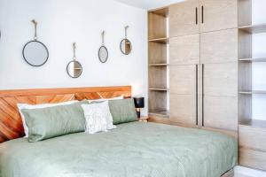 1 dormitorio con 1 cama con cabecero de madera en A Sanctuary by the Sea en Akumal