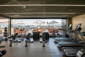 - une salle de sport avec un bouquet de vélos d'exercice et de chaises dans l'établissement Doubletree By Hilton Celaya, à Celaya