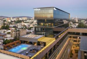 Výhľad na bazén v ubytovaní Hilton Guadalajara Midtown alebo v jeho blízkosti