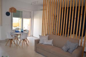 uma sala de estar com um sofá e uma mesa em Open Space Centralissimo Nettuno fronte Porto em Nettuno